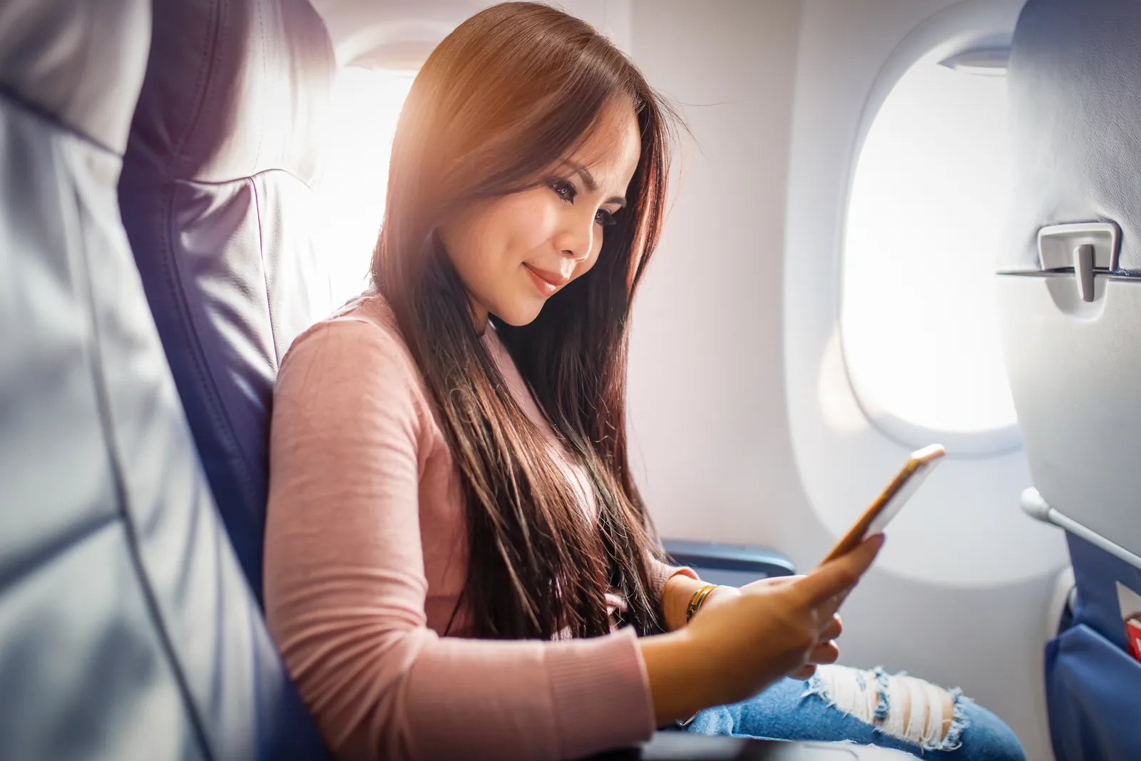 Reisende im Flugzeug am Fensterplatz