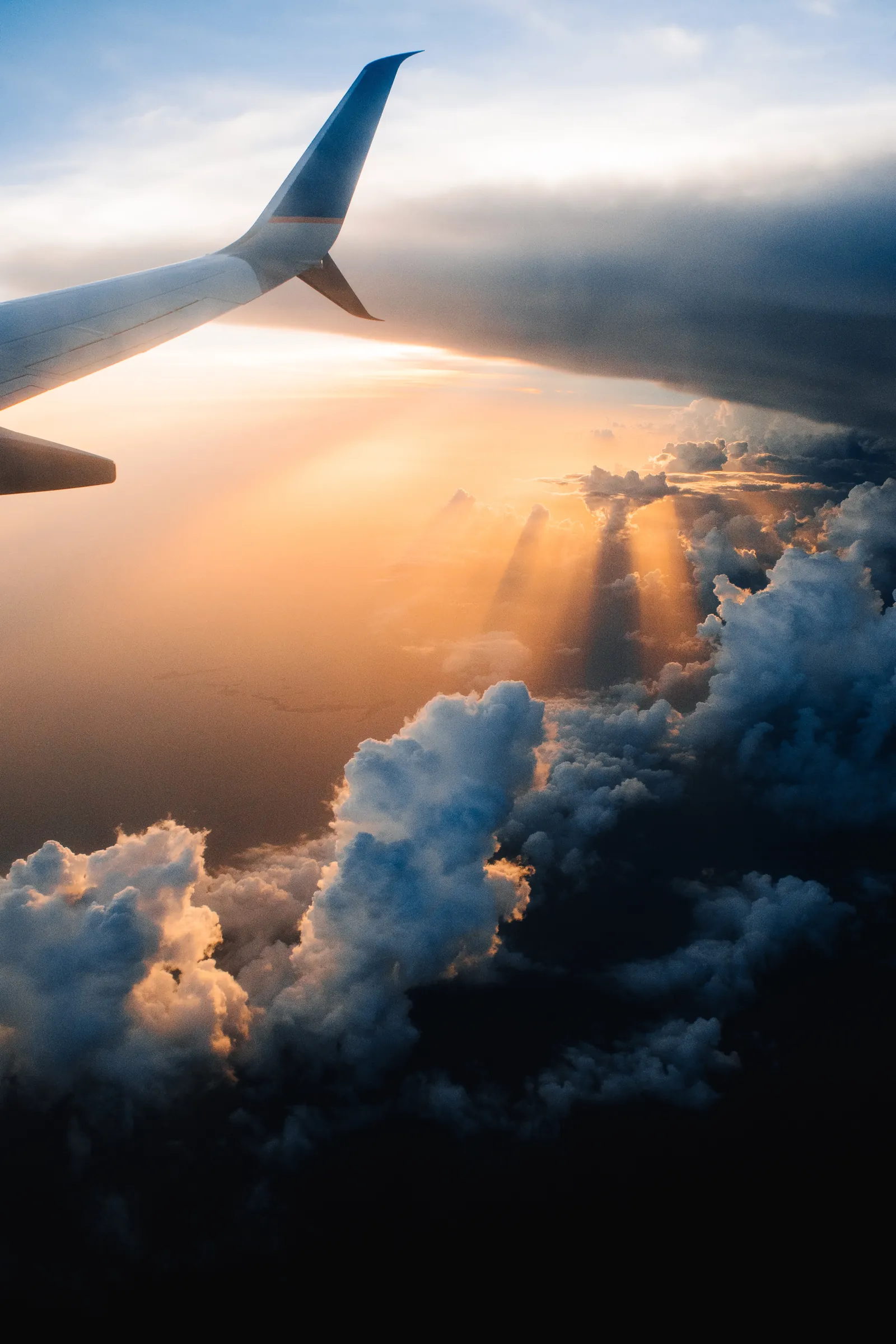 Blick aus dem Flugzeugfenster über den Wolken